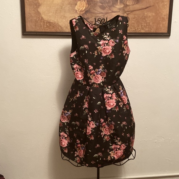 Forever 21 size Medium Floral with black background - Picture 2 of 5